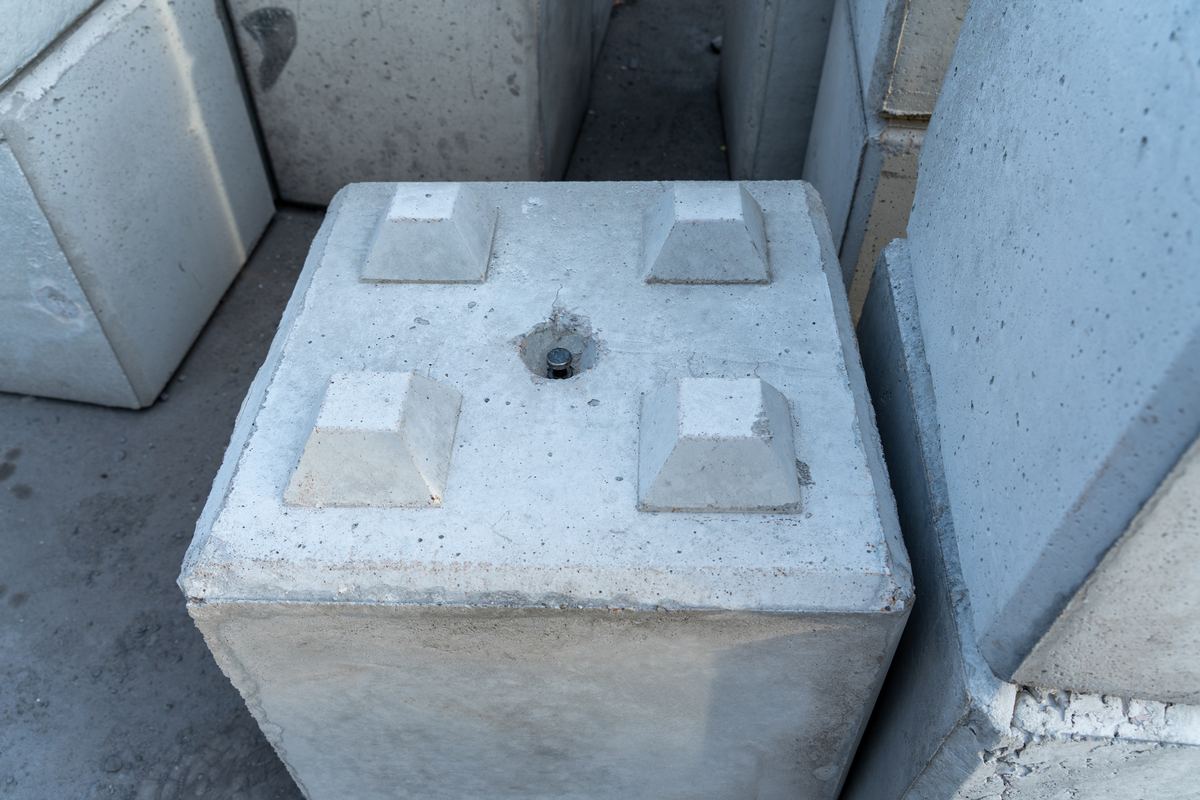 600mm interlocking concrete block showing four interlocking nibs and a cast-in lifting anchor