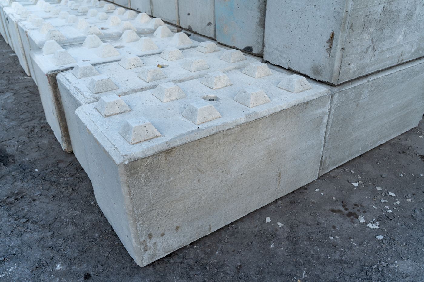 Interlocking nibs on the top face of concrete blocks